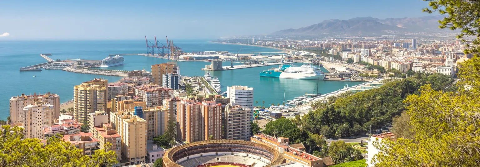 Een zonnig uitzicht in Spanje vanaf de berg in Malaga over de stad, de haven en de Middellandse Zee.